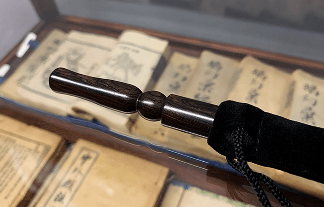 Wooden wand PRO (Bold Black) by Harry He & Bacon Magic - Trick