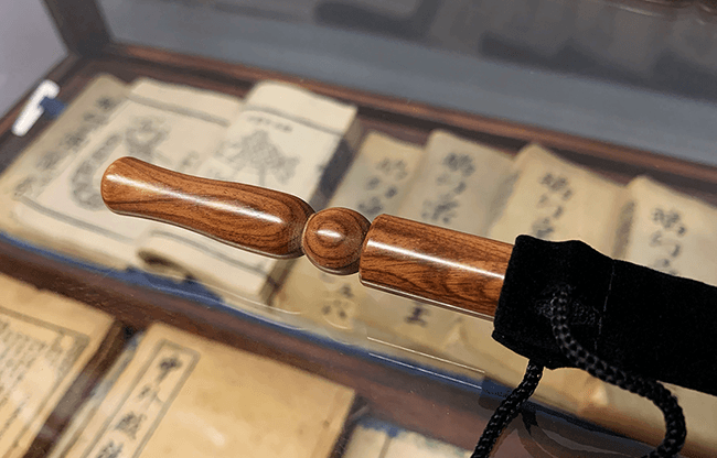 Wooden wand PRO (Bold Brown) by Harry He & Bacon Magic - Trick