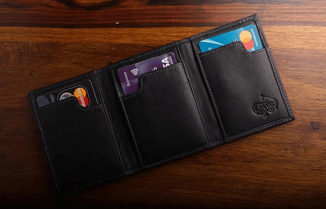 The Peek Wallet (Jaks Style) (Gimmick and Online Instructions) by Secret Tannery - Trick