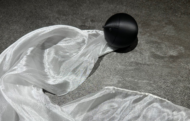 Hyper Silk Ball by Peng Min & Storm Creative (Black)